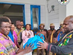 Bupati Yudas Tebai Salurkan Bantuan Rp300 Juta untuk Peresmian Paroki Idakebo