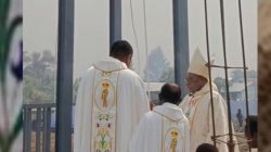 Pastor Keuskupan Timika Bunyikan Lonceng Tandai Dimulainya Ibadah