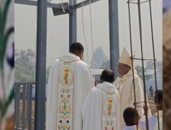 Pastor Keuskupan Timika Bunyikan Lonceng Tandai Dimulainya Ibadah