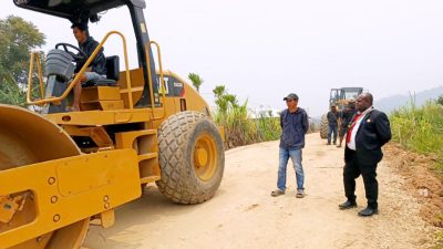 Pembangunan Jalan Baru di Dogiyai, Bupati Yudas Tebai Cek Langsung Progres Penimbunan